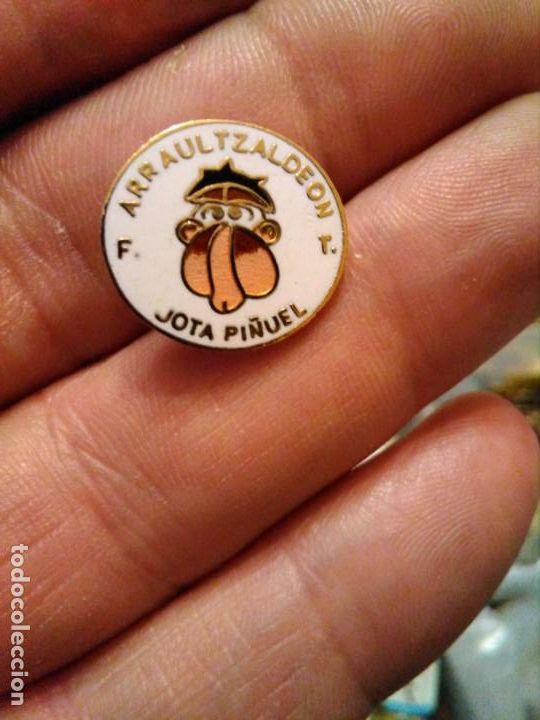 Coleccionismo deportivo: Insignia pins f&uacute;tbol ARRAULTZALDEON F T JOTA PI&Ntilde;UEL