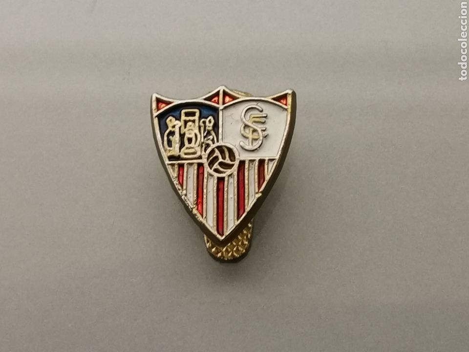 Coleccionismo deportivo: ANTIGUO PIN F&Uacute;TBOL SEVILLA OJAL O SOLAPA