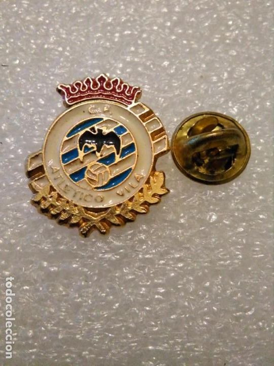 Coleccionismo deportivo: PINS INSIGNIA F&Uacute;TBOL ATLETICO VILA