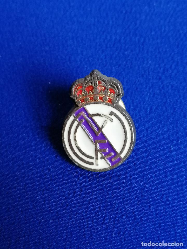Coleccionismo deportivo: pin real madrid - Foto 2