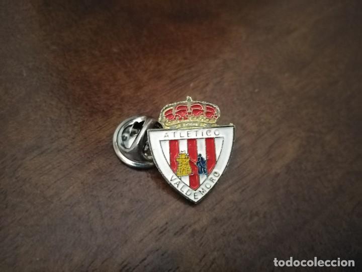 Coleccionismo deportivo: Pin del Atl&eacute;tico Valdemoro. - Foto 1