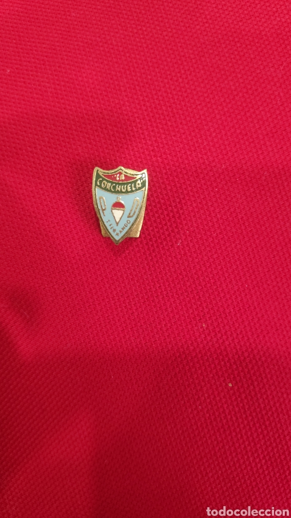 Coleccionismo deportivo: INSIGNIA DE F&Uacute;TBOL ESMALTADA - LA CORCHUELA - PIN OJAL MUY ANTIGUA -ORIGINAL