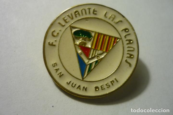 Collectionnisme sportif: PIN FUTBOL LEVANTE LAS PLANAS FC FED.CATALANA --
