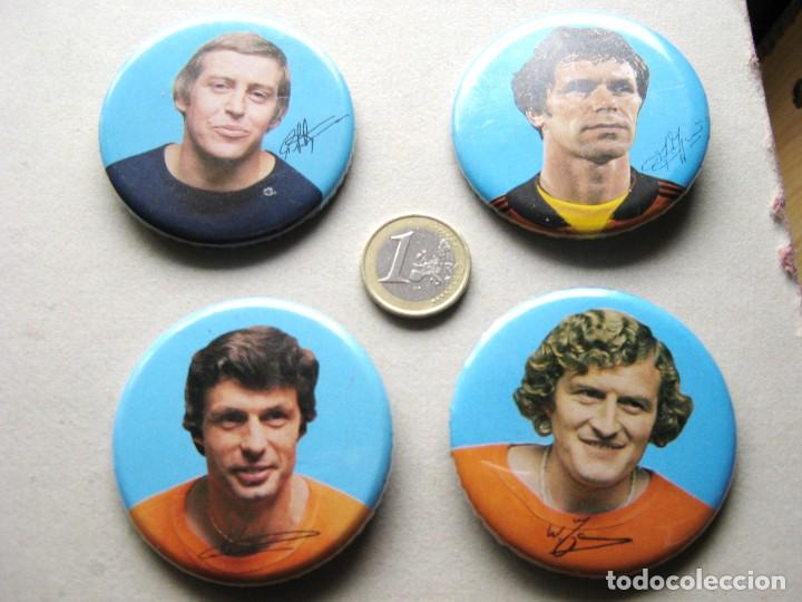 Coleccionismo deportivo: LOT 4 CHAPAS BADGES INSIGNIES HOLLAND PLAYERS YEARS&rsquo; 70 PINS HOLANDA NETHERLANDS NEDERLAN