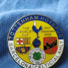 Coleccionismo deportivo: PIN BADGE FC BARCELONA TOTTENHAM HOTSPUR CELTIC GLASGOW AL AHLY WEMBLEY CUP 2009