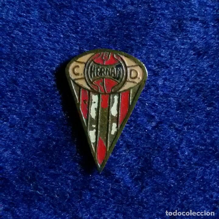 Coleccionismo deportivo: *** ANTIGUA INSIGNIA FUTBOL ESMALTADA C D HERNAN