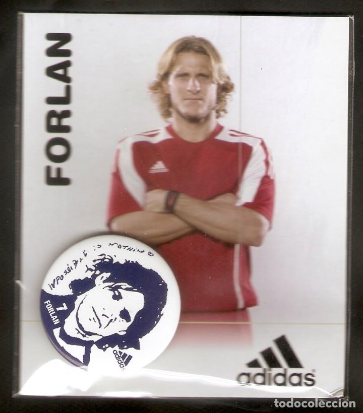 Coleccionismo deportivo: 1 POSTAL + 1 CHAPA - F&Uacute;TBOL - N&ordm; 7 FORLAN - ADIDAS - ENVOLTORIO ORIGINAL - VER FOTO REVERSO
