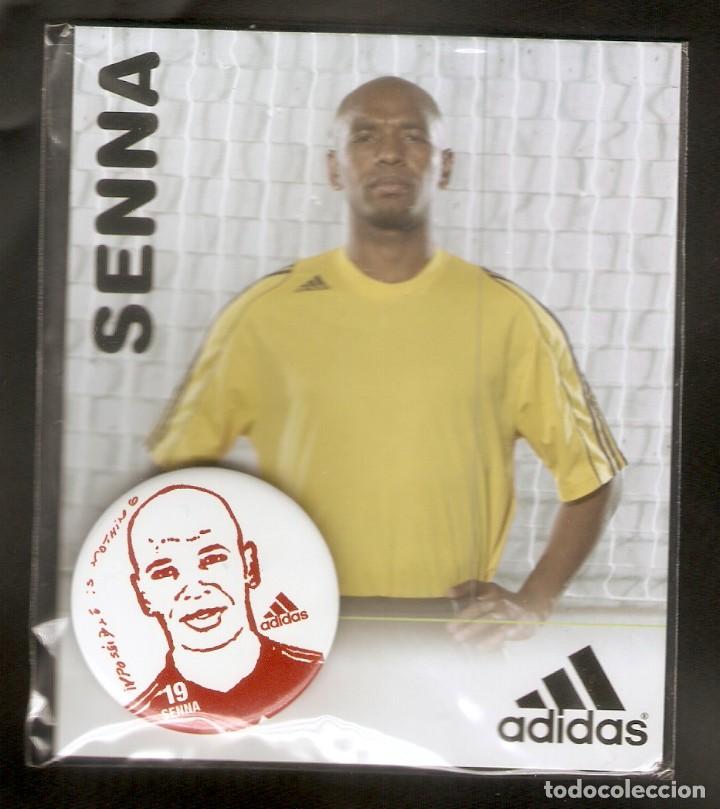 Coleccionismo deportivo: 1 POSTAL / TARJETA + 1 CHAPA - F&Uacute;TBOL- N&ordm; 19 SENNA - ADIDAS - ENVOLTORIO ORIGINAL - VER FOTO REVERSO