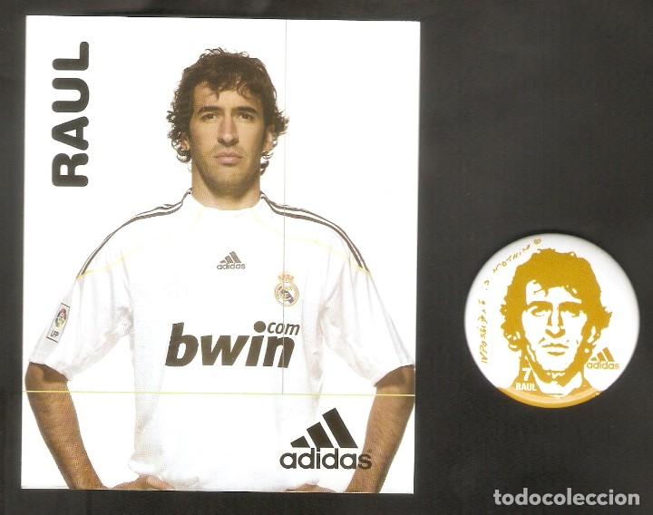 Coleccionismo deportivo: 1 POSTAL / TARJETA + 1 CHAPA - F&Uacute;TBOL- N&ordm; 7 RAUL - REAL MADRID - ADIDAS - VER FOTO REVERSO