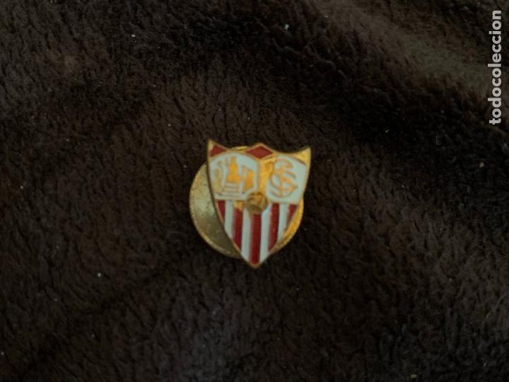 Collezionismo sportivo: Pin escudo equipo espa&ntilde;ol Sevilla club futbol (insignia antigua ojal bot&oacute;n)