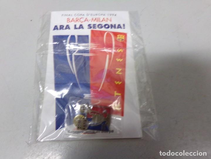Coleccionismo deportivo: ESTAMOS LIQUIDANDO. FINAL DE LA COPA D'EUROPA 1994 BAR&Ccedil;A- MILAN. PEGATINA + PIN. SPORT. PRECINTADO.
