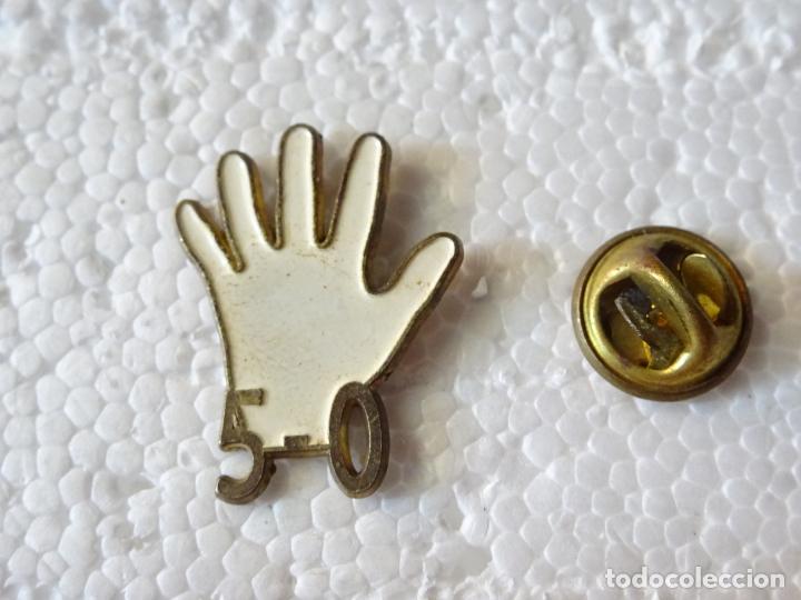 Collectionnisme sportif: PIN DE DEPORTES. F&Uacute;TBOL. MANITA GOLES 5-0. REAL MADRID FC BARCELONA