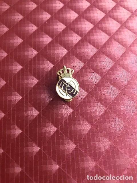 Coleccionismo deportivo: REAL MADRID ANTIGUA INSIGNIA SOLAPA -OJAL -PINS