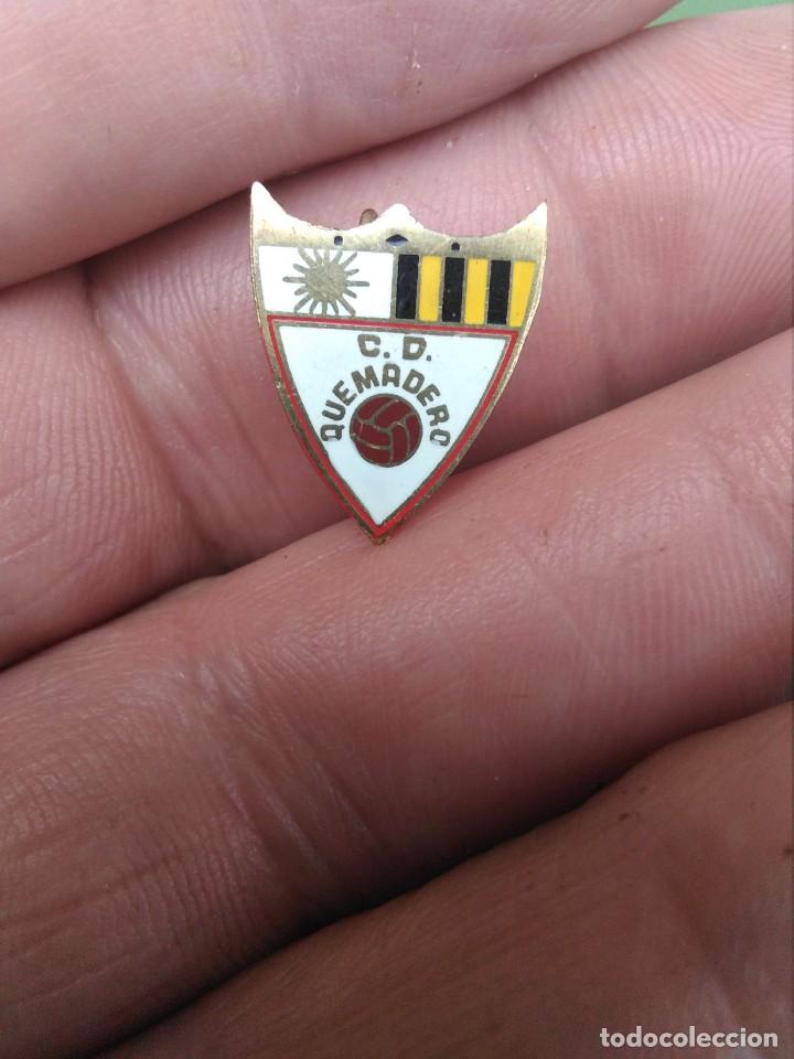 Coleccionismo deportivo: Insignia f&uacute;tbol CD QUEMADERO - Foto 1
