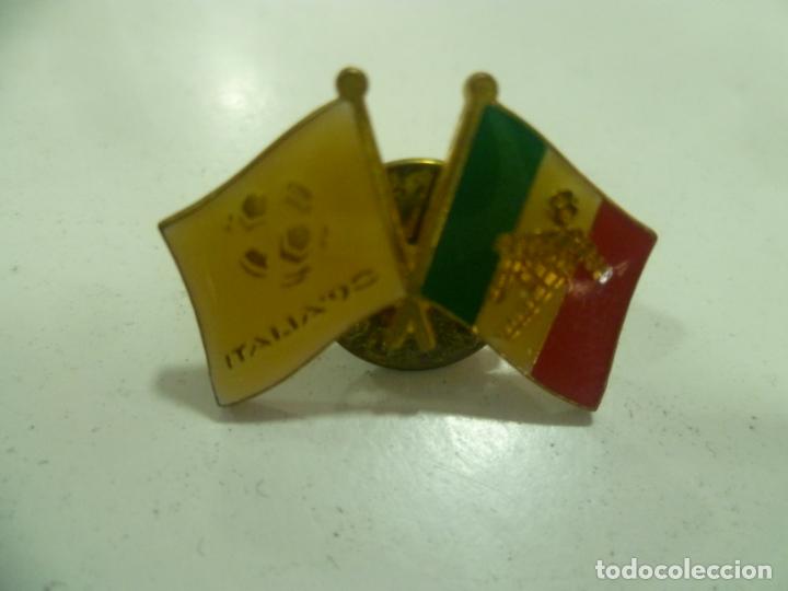 Collectionnisme sportif: Pin banderas Italia 90