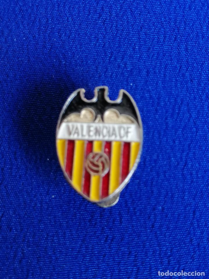 Coleccionismo deportivo: PIN VALENCIA CF- OJAL - Foto 1