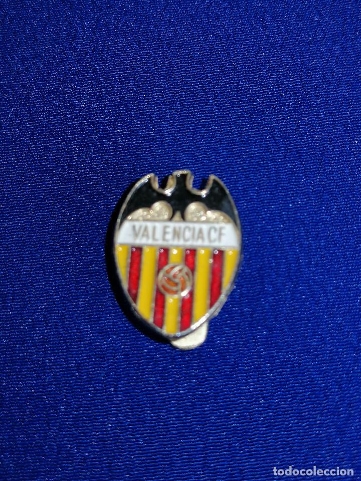 Coleccionismo deportivo: PIN VALENCIA CF- OJAL - Foto 1