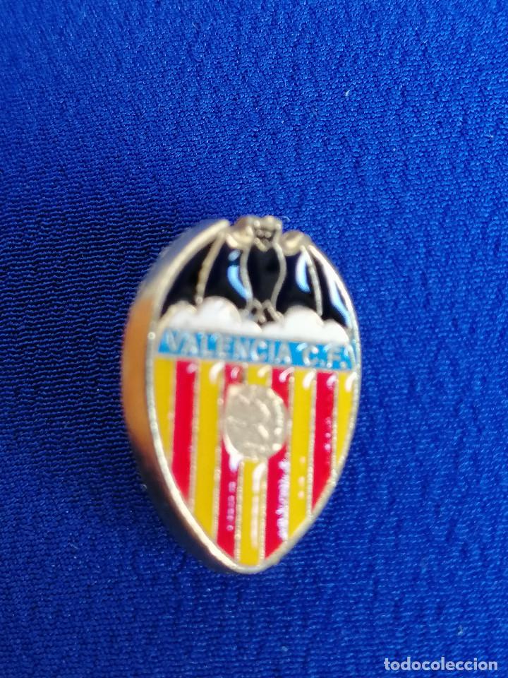 Coleccionismo deportivo: PIN ESCUDO DE VALENCIA - Foto 1