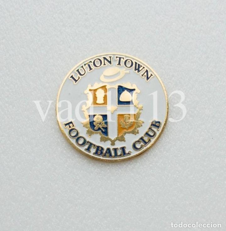 Collezionismo sportivo: Badge Pin: European football clubs England - &rdquo; Luton Town FC &rdquo;