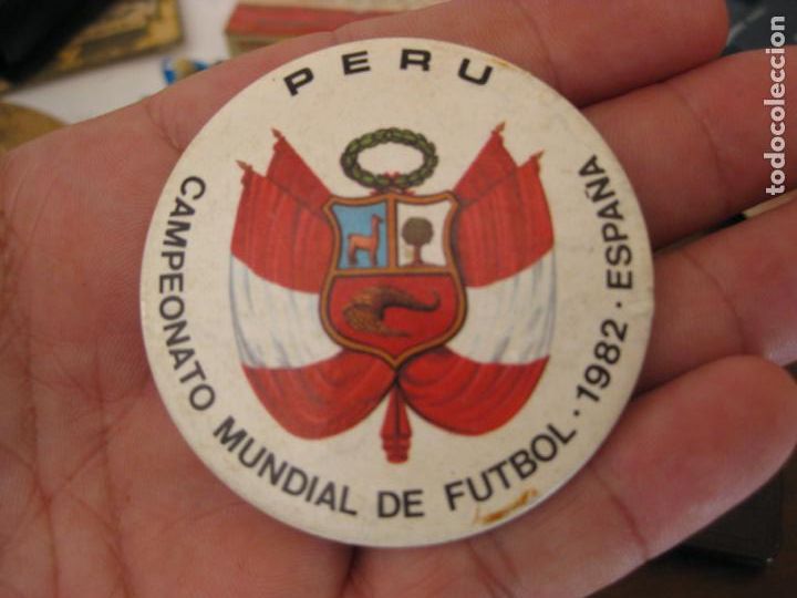Collezionismo sportivo: CAMPEONATO MUNDIAL DE FUTBOL ESPA&Ntilde;A 1982 - CHAPA PERU