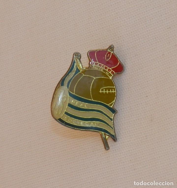 Collectionnisme sportif: PIN DE EQUIPO DE FUTBOL DE LA REAL SOCIEDAD, MIDE 2,5 CMS.