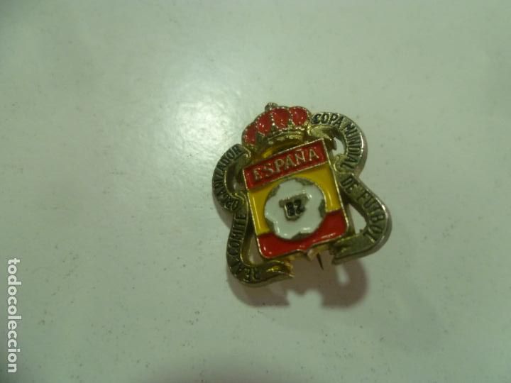 Coleccionismo deportivo: Insignia del Real Comit&eacute; Organizador de la Copa del Mundo de F&uacute;tbol de 1982