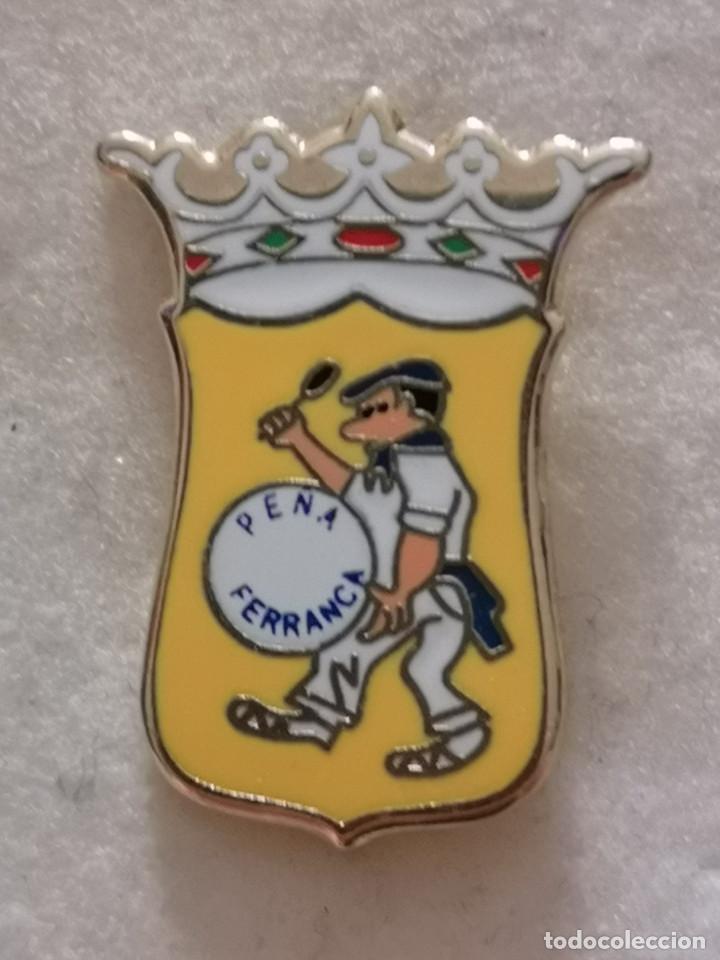 Collezionismo sportivo: PIN FUTBOL - HUESCA - BARBASTRO - PE&Ntilde;A FERRANCA