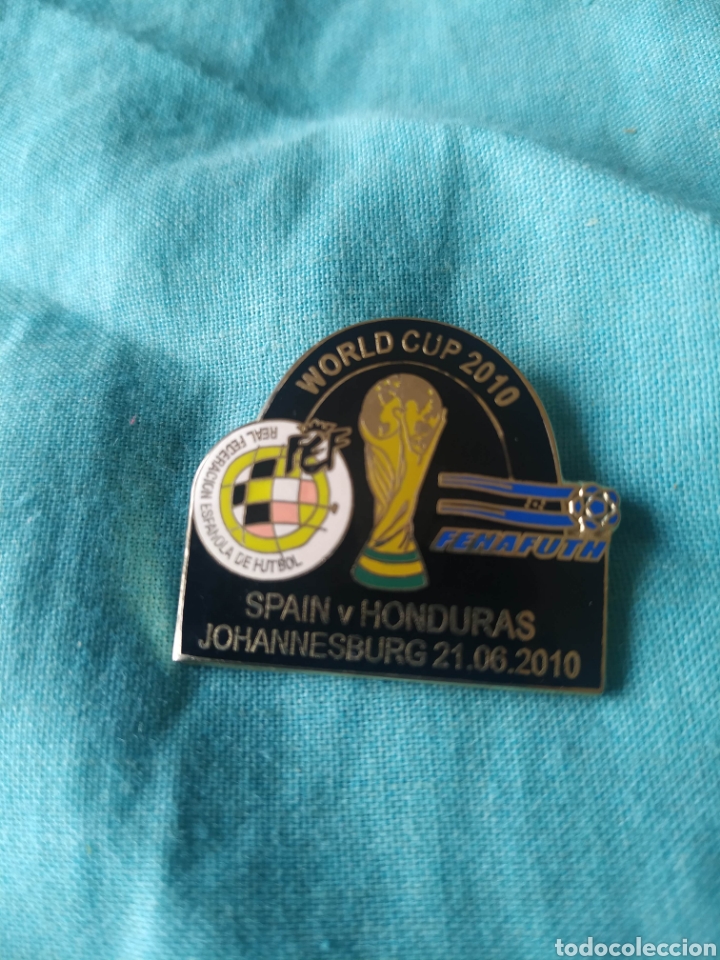 Collectionnisme sportif: Pin badge Mundial Sudafrica 2010 World Cup Espa&ntilde;a vs Honduras