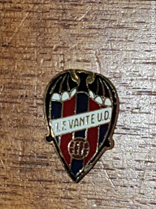 Coleccionismo deportivo: antigua insignia futbol - aguja - levante u.d. - valencia - metal