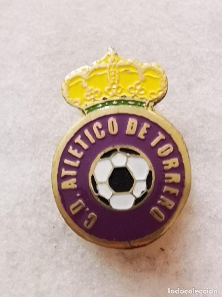 Sammelleidenschaft Sport: PIN FUTBOL - ZARAGOZA - CD ATLETICO DE TORRERO - Solapa