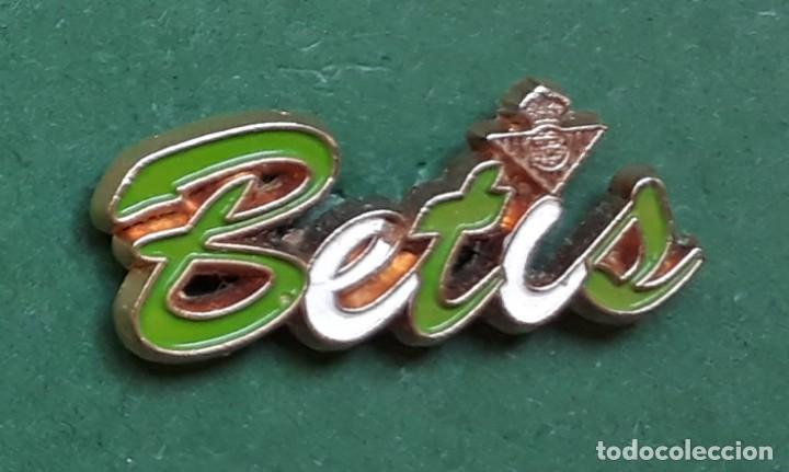 Coleccionismo deportivo: PIN - FUTBOL - REAL BETIS BALONPIE - SEVILLA - FUNDACION 1907 - METAL ESMALTADO LETRAS TROQ. EP 1