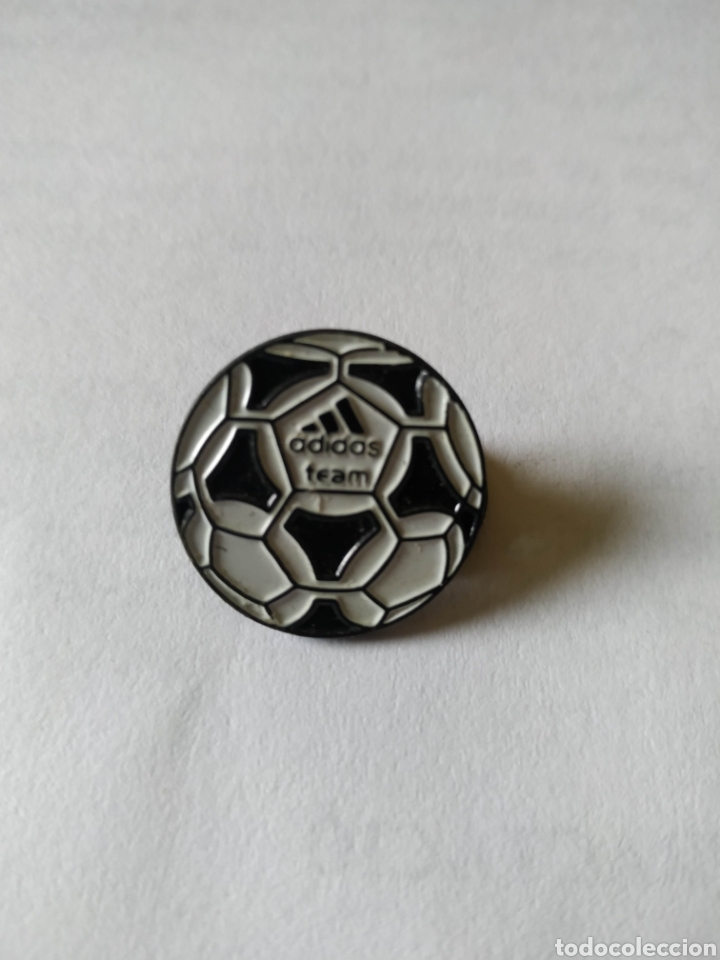 Coleccionismo deportivo: Pin pelota de f&uacute;tbol adidas team badge