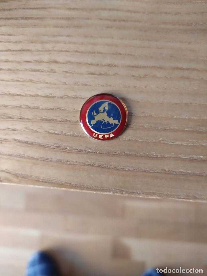 Coleccionismo deportivo: CHAPA BOT&Oacute;N PARA PEGAR DEL ESCUDO DE LA UEFA. - Foto 1