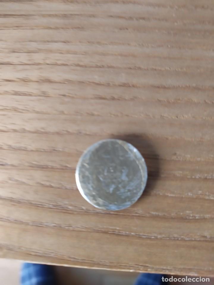 Coleccionismo deportivo: CHAPA BOT&Oacute;N PARA PEGAR DEL ESCUDO DE LA UEFA. - Foto 2