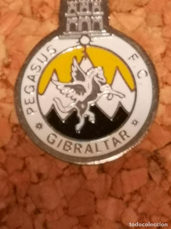 Coleccionismo deportivo: PIN FUTBOL - GIBRALTAR - PEGASUS FC