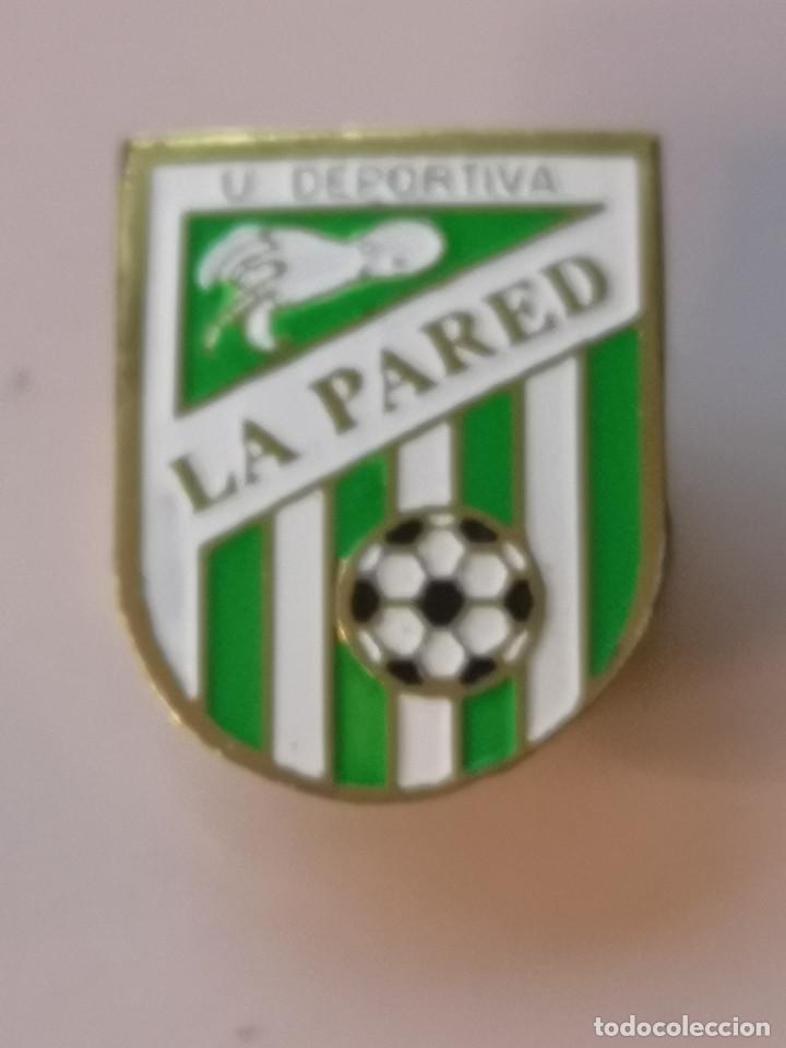 Coleccionismo deportivo: PIN FUTBOL - FUERTEVENTURA - PAJARA - UNON DEPORTIVA LA PARED - Solapa