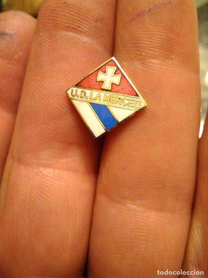 Coleccionismo deportivo: INSIGNIA ESMALTADA F&Uacute;TBOL UD LA MERCED