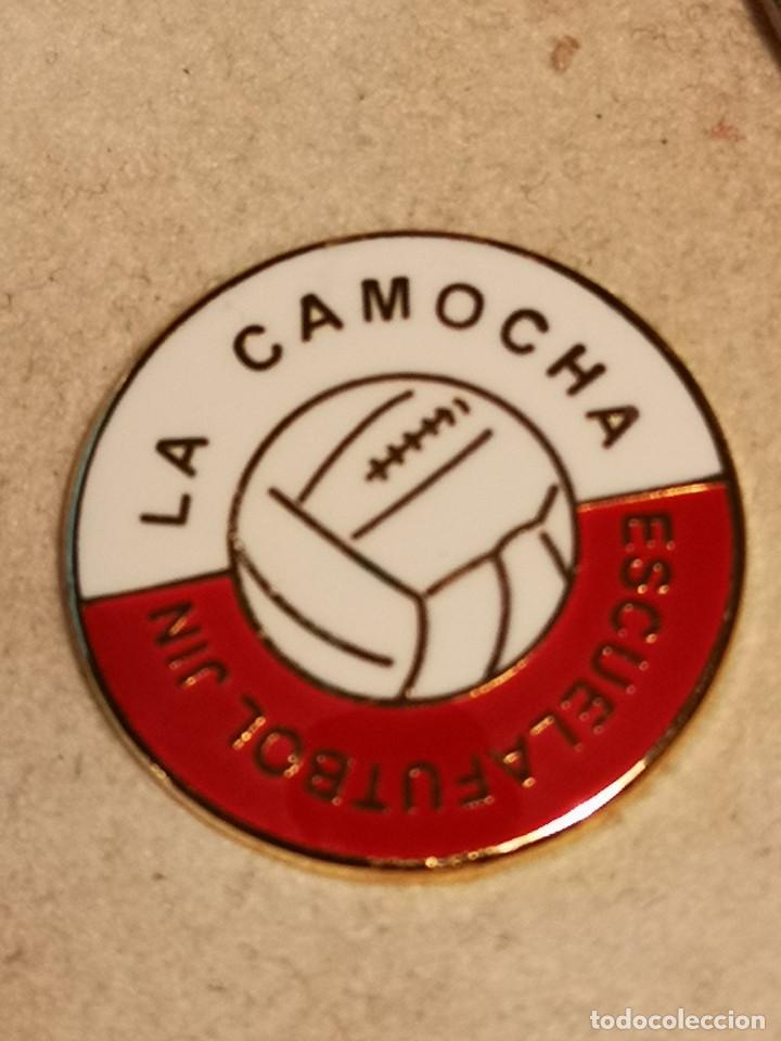 Collezionismo sportivo: PIN FUTBOL - ASTURIAS - GIJON - ESCUELA DE FUTBOL JIN LA CAMOCHA