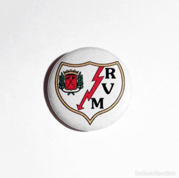 Sammelleidenschaft Sport: RAYO VALLECANO - CHAPA 31mm (CON IMPERDIBLE)