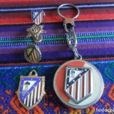 Coleccionismo deportivo: LOTE CLUB ATLÉTICO DE MADRID ESCUDO METÁLICO, LLAVERO, 2 PIN PINS Y ALFILER PEÑA ATLÉTICA HEREDIA.. Lote 230003750