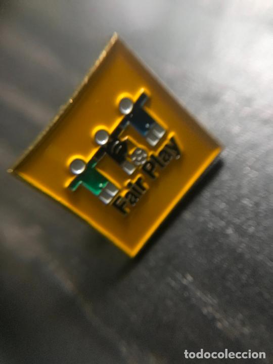 Coleccionismo deportivo: ANTIGUO PIN INSIGNIA FER PLAY - Foto 1