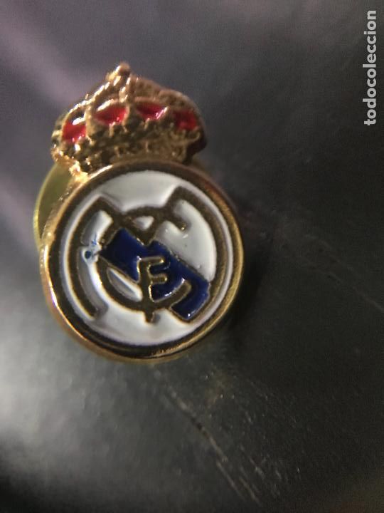 Coleccionismo deportivo: ANTIGUO PIN INSIGNIA Real Madrid
