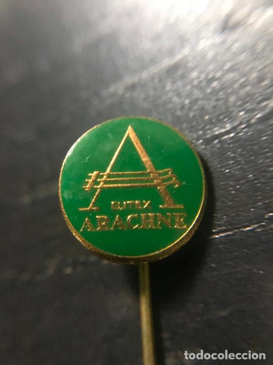 Sports collectibles: ANTIGUO PIN INSIGNIA