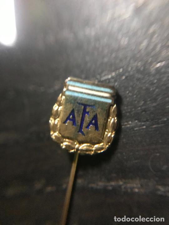 Sports collectibles: ANTIGUO PIN INSIGNIA DE SOLAPA ARGENTINA