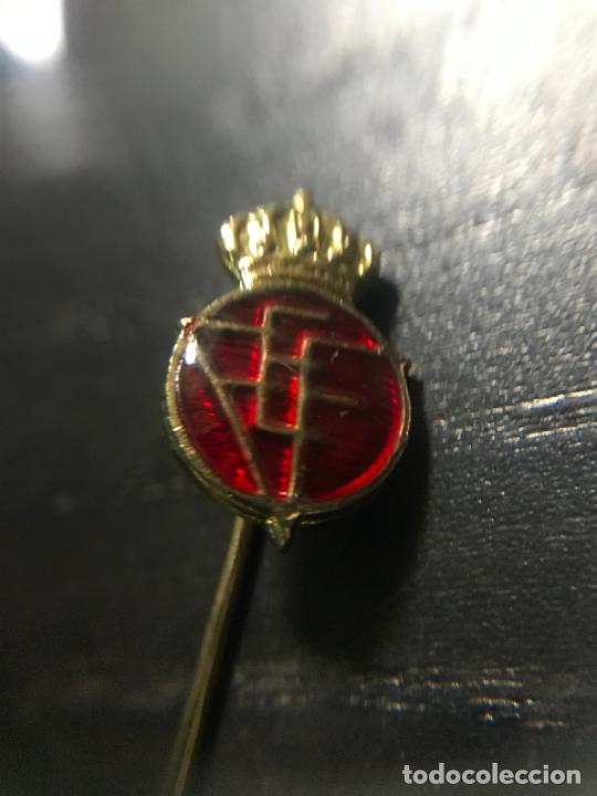 Sports collectibles: ANTIGUO PIN INSIGNIA DE SOLAPA