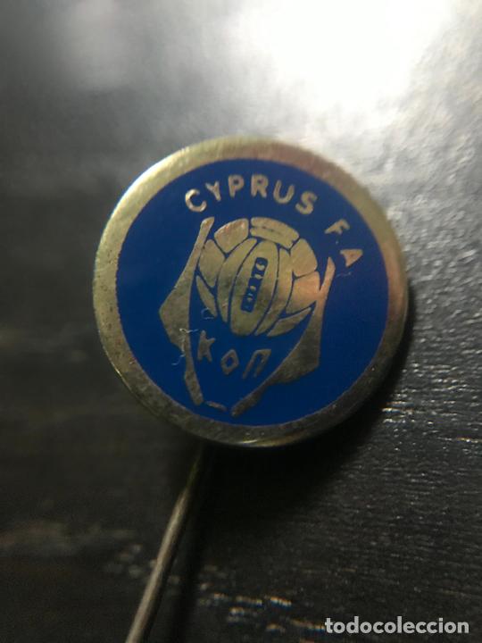 Coleccionismo deportivo: ANTIGUO PIN INSIGNIA DE SOLAPA - Foto 1