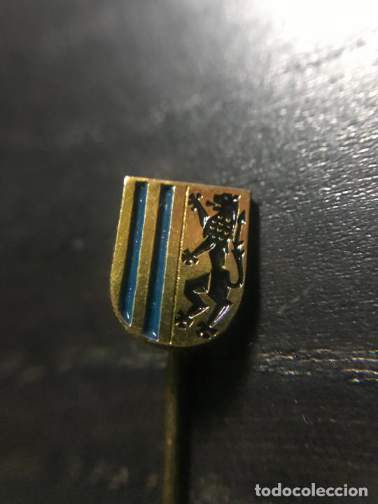 Coleccionismo deportivo: ANTIGUO PIN INSIGNIA DE SOLAPA - Foto 1