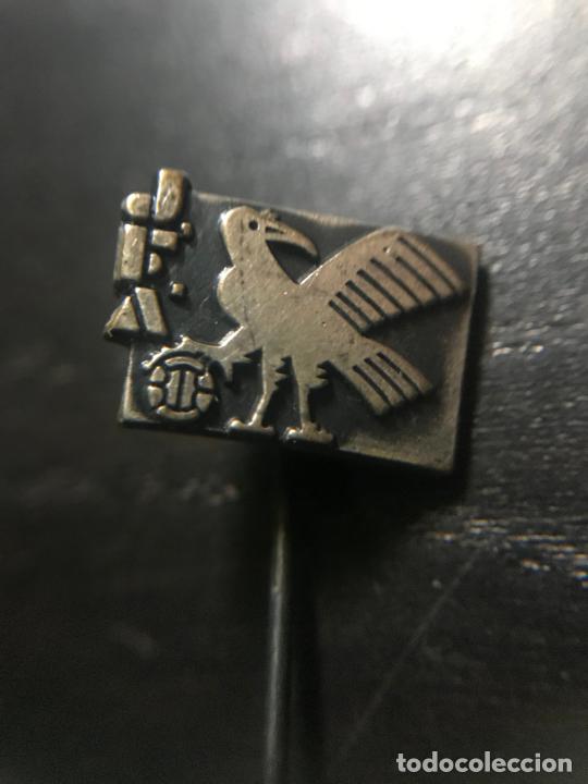 Coleccionismo deportivo: ANTIGUO PIN INSIGNIA DE SOLAPA - Foto 1