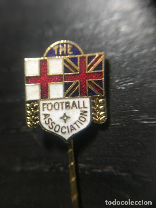 Coleccionismo deportivo: ANTIGUO PIN INSIGNIA DE SOLAPA - Foto 1