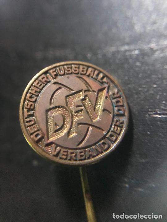 Coleccionismo deportivo: ANTIGUO PIN INSIGNIA DE SOLAPA - Foto 1